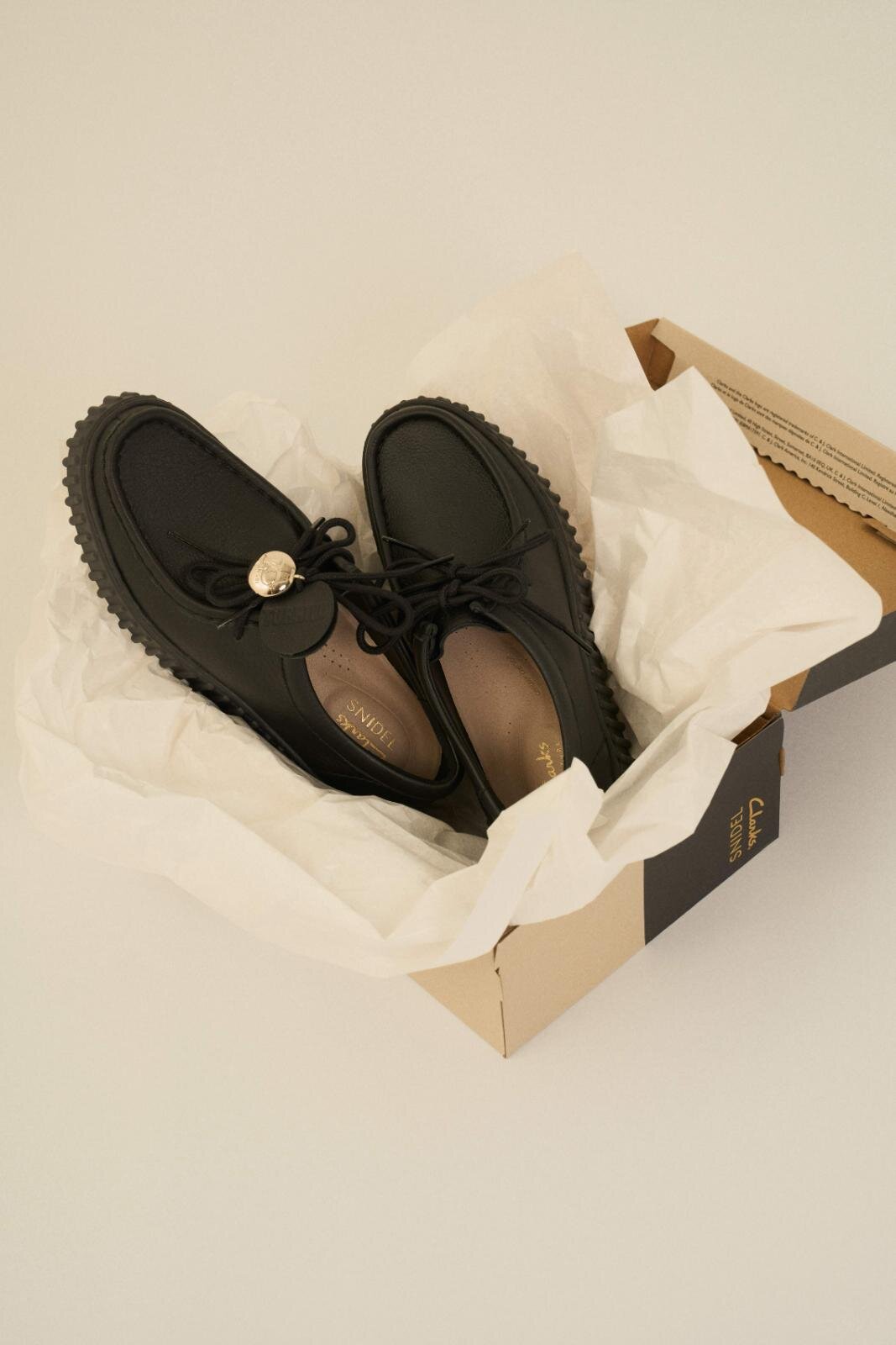 スナイデル×クラークス“ギザギザ”ソールの厚底レザーシューズ、ベロア