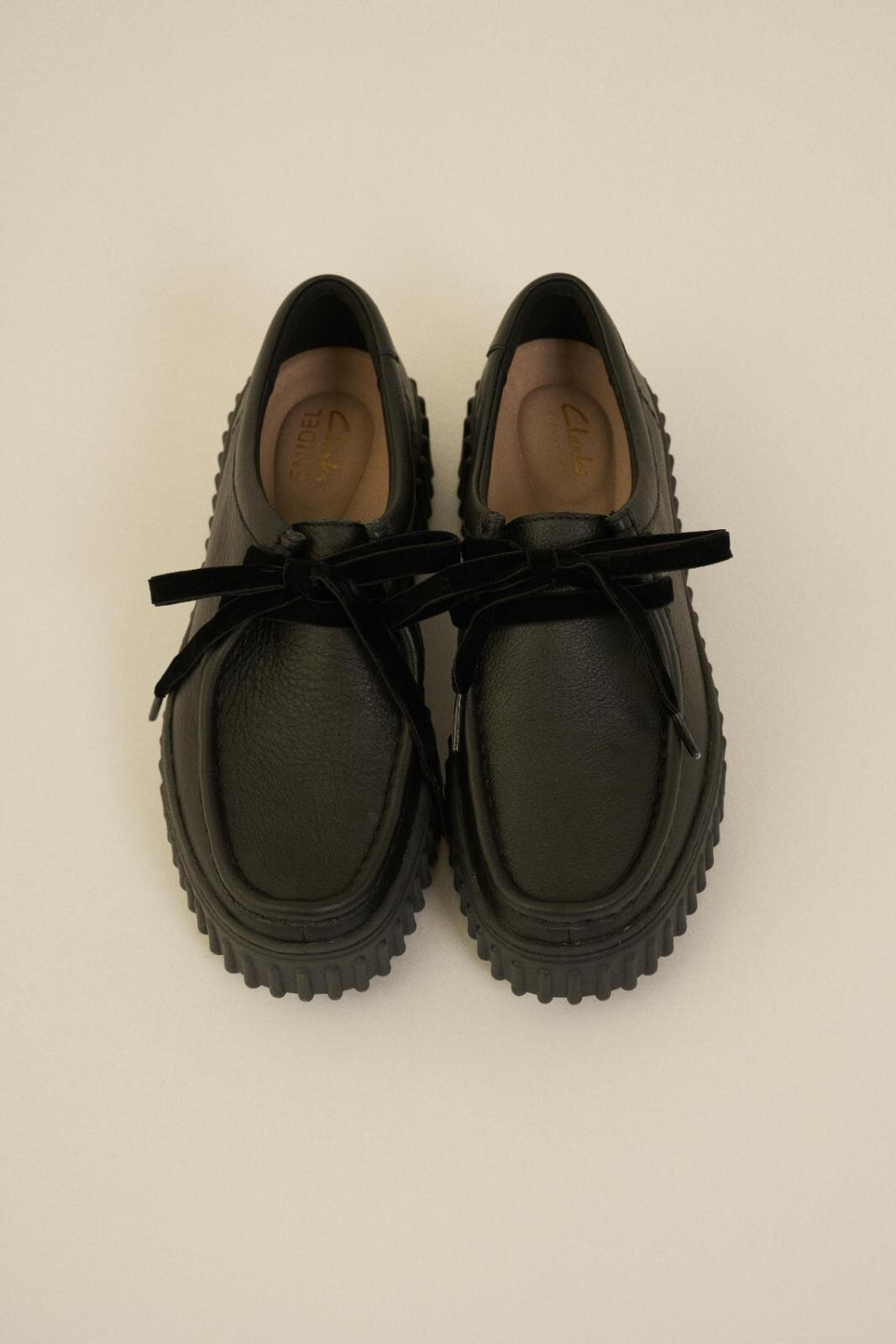 スナイデル×クラークス“ギザギザ”ソールの厚底レザーシューズ、ベロア