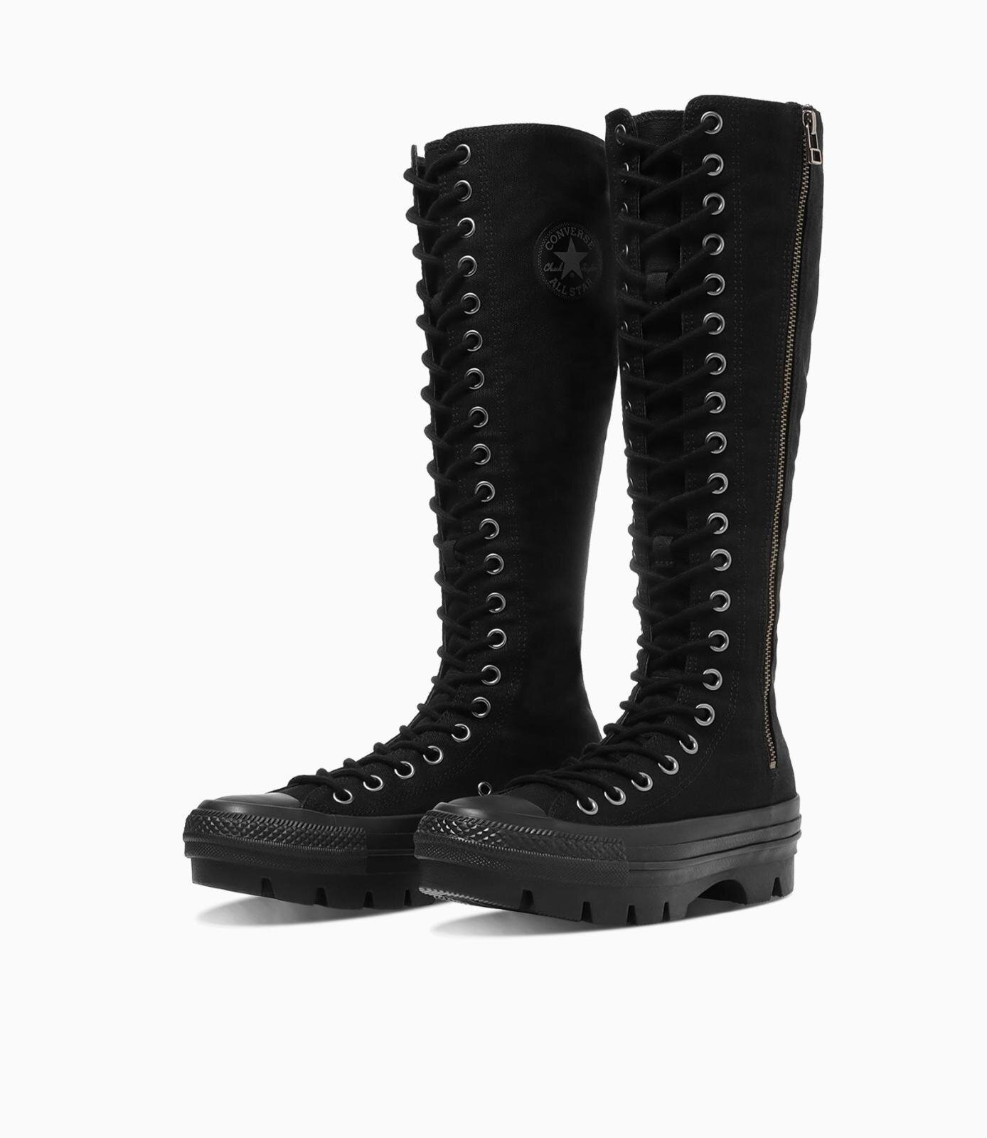 コンバース「オールスター」黒スニーカー、ロングブーツ＆白ステッチを