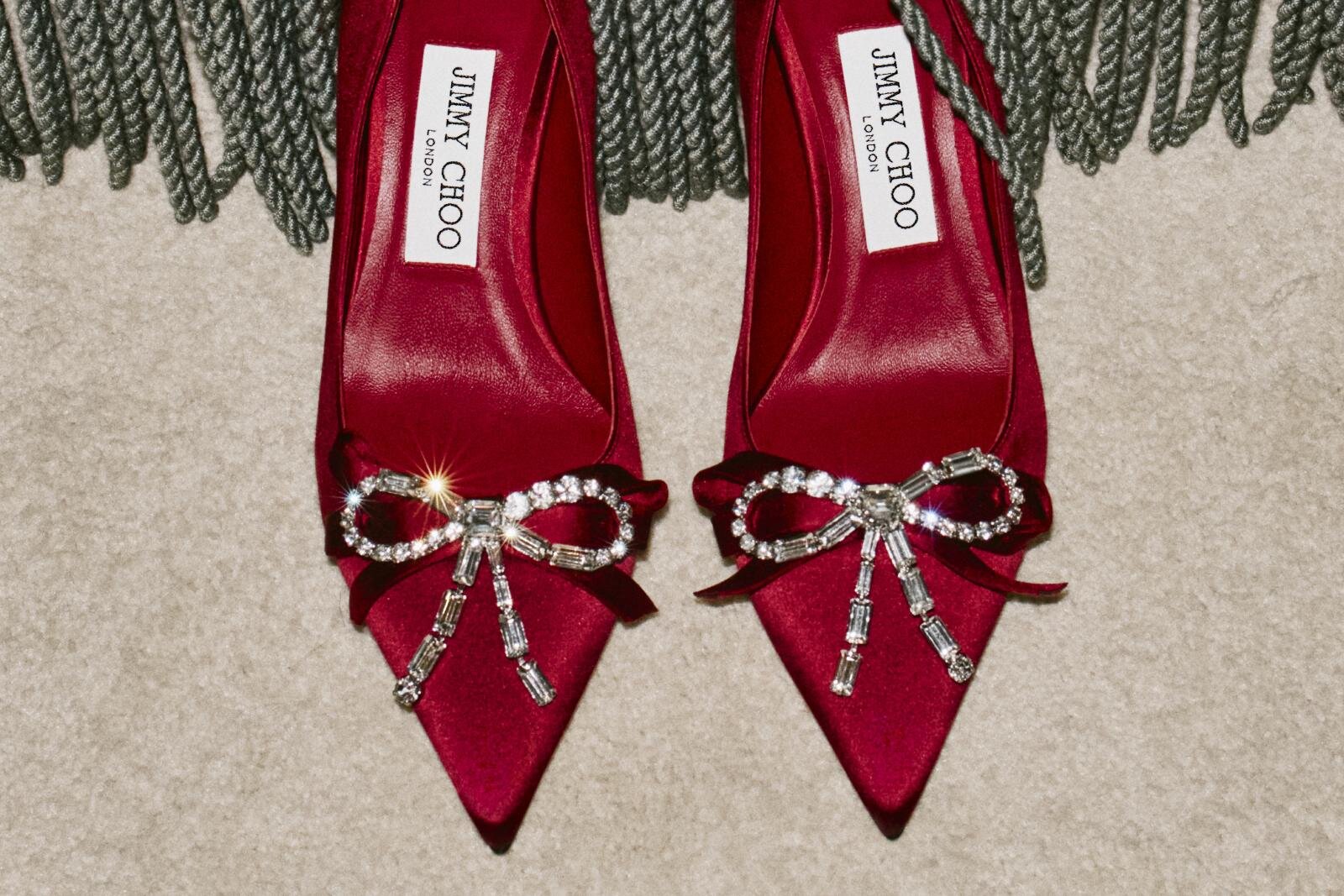 マノロ ブラニク“古代ローマのジュエリー着想”ミュール＆フラット