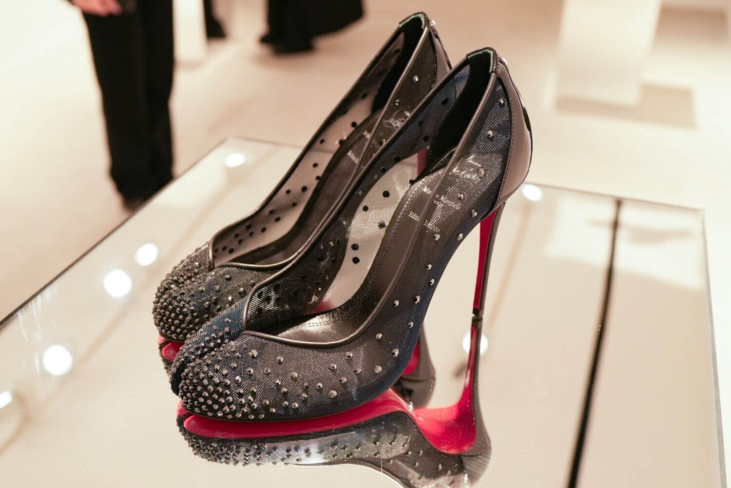 メゾン マルジェラ×クリスチャン ルブタン、クリスタル輝く「タビ