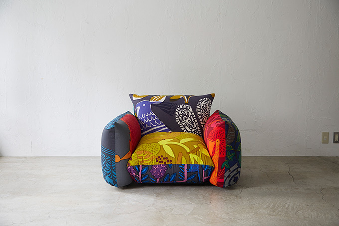 マレンコ×鈴木マサル、空間を劇的に変えるソファの展覧会を東京で開催