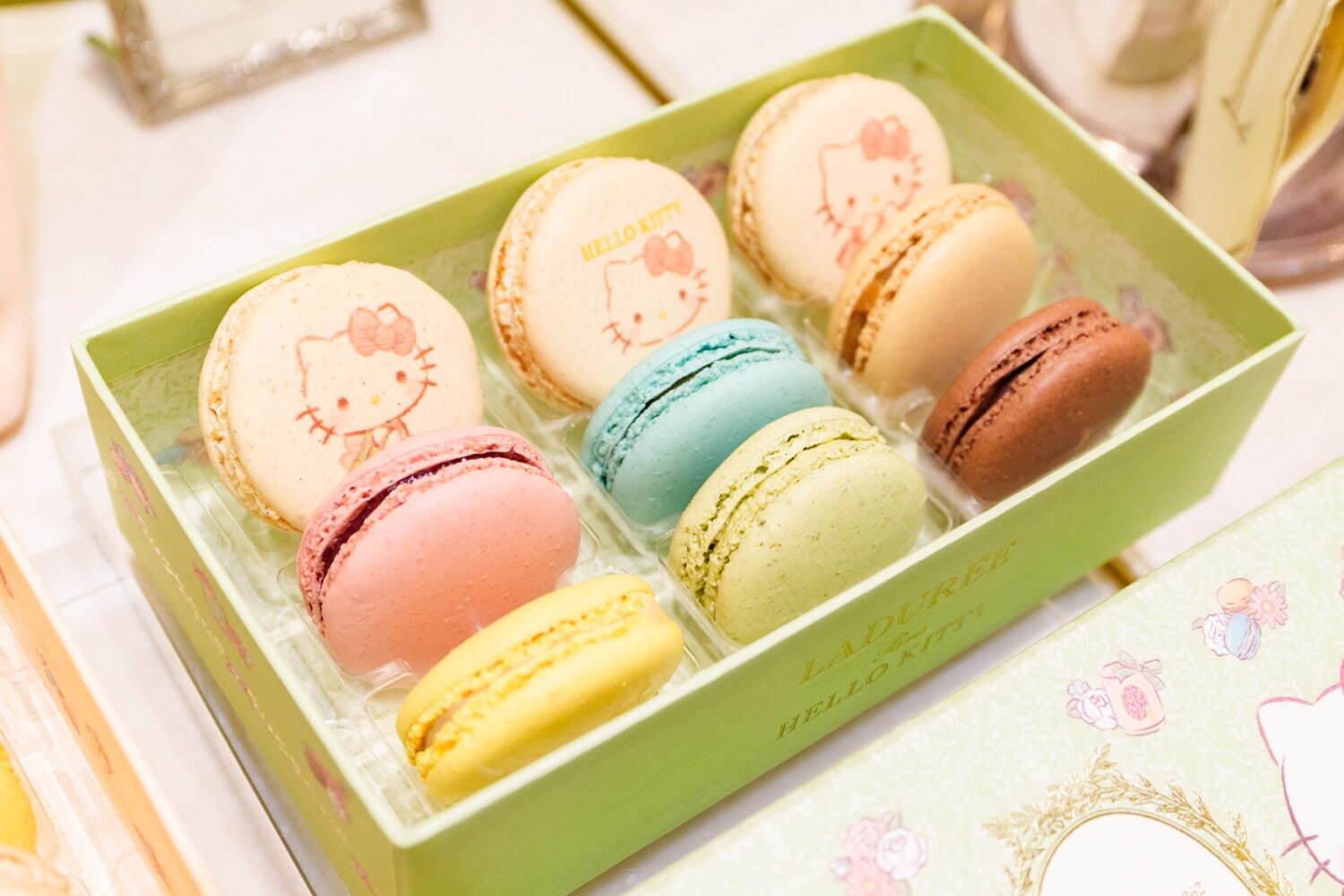 ラデュレ×ハローキティのマカロンボックス、“おめかしハローキティ”の