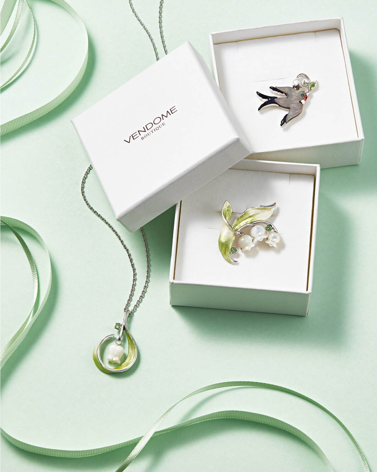 ヴァンドームブティック「すずらん」モチーフの白蝶貝アクセサリー