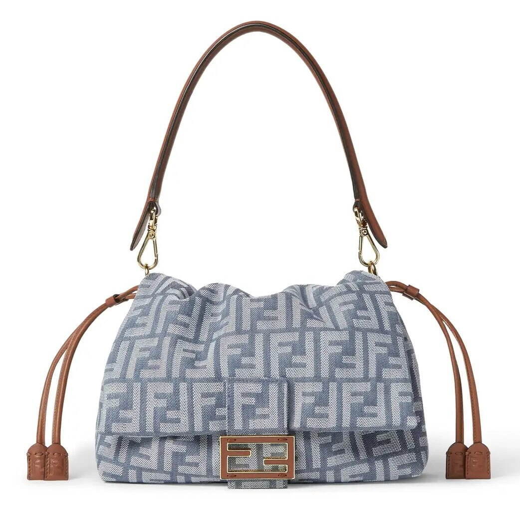 フェンディのウィメンズバッグ「マンマ バゲット」ブルーデニム調のFF