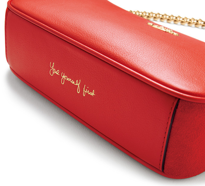 コーチ×セレーナ・ゴメス、サイン＆メッセージ入りのコラボバッグや