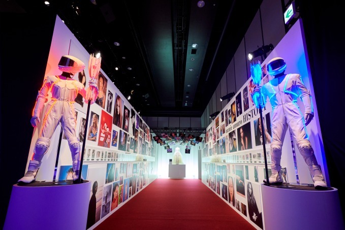 安室奈美恵の軌跡を辿る展覧会、衣装＆映像でライブ空間を再現 - 東京