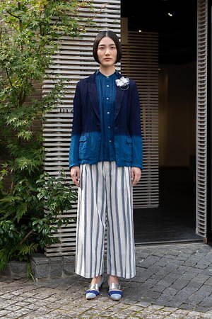 まとふ 2020年春夏コレクション、徳島に遺された“本物の藍色”をワード