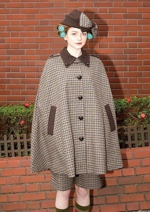 ミルク新作“探偵”風ケープマント＆サスペンダー付きパンツ、チェック柄