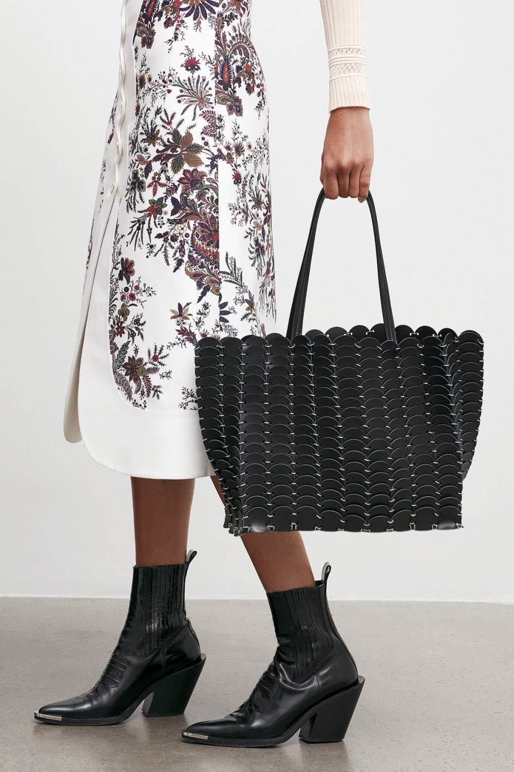 パコ ラバンヌの新作バッグ「パコイオ」レザーの円形パーツから構築