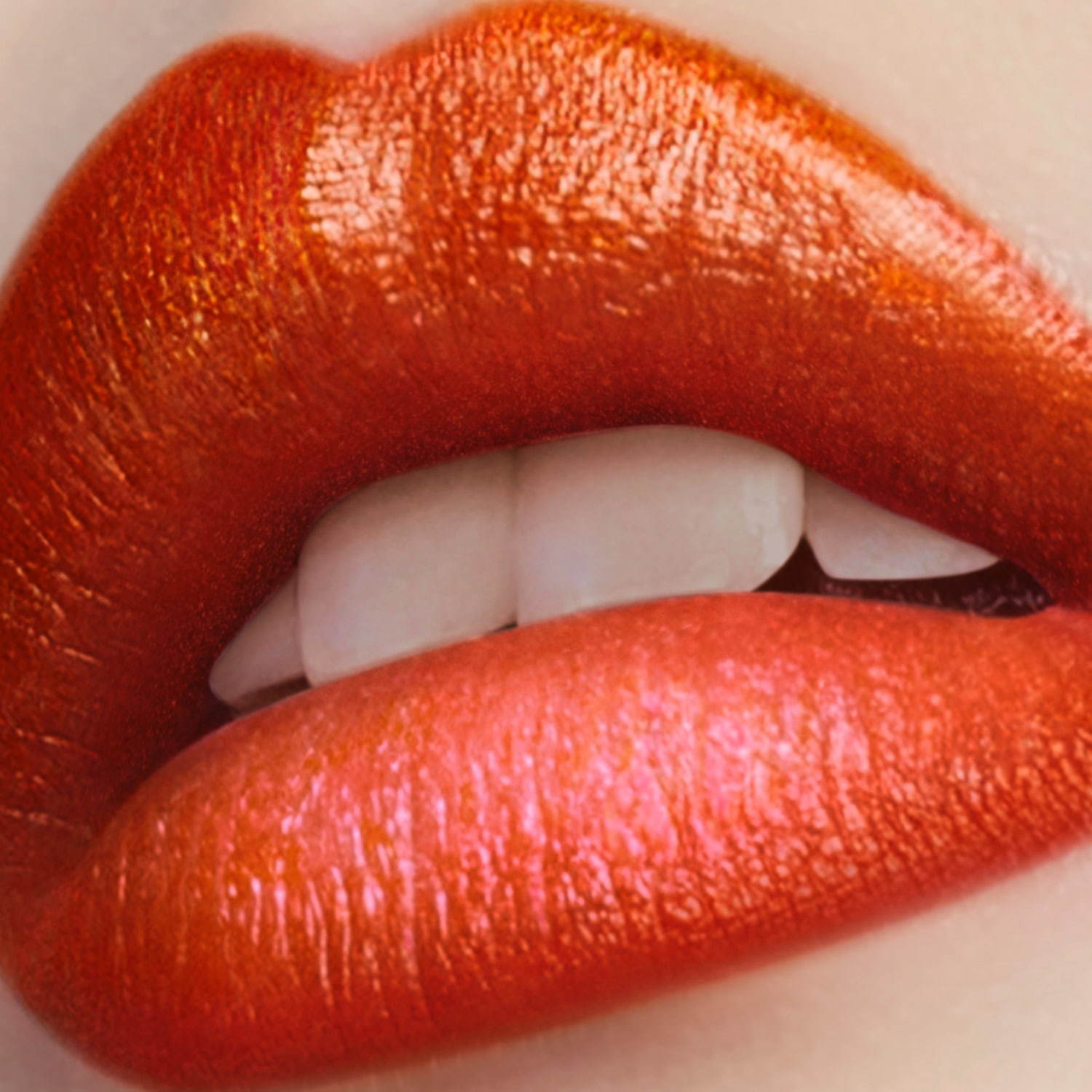 シュウ ウエムラ新作“艶と輝き”のメタリックリップ「ルージュ