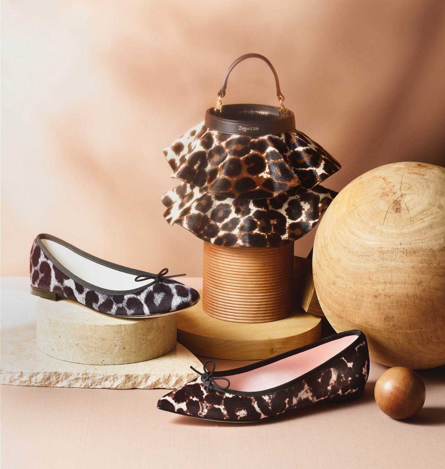 レペットの新作“レオパード柄”バレリーナシューズ＆フリルバッグ