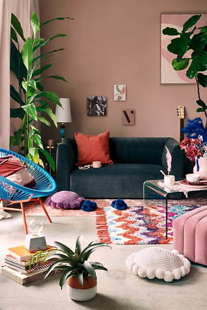 フランフラン“ボヘミアンの一軒家”着想のインテリア、幾何学柄ラグ＆花