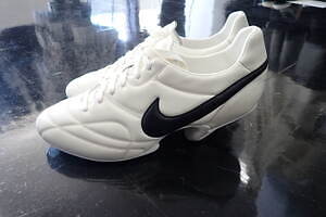 コム デ ギャルソン×ナイキ、スパイク「プレミア」を再解釈したヒール