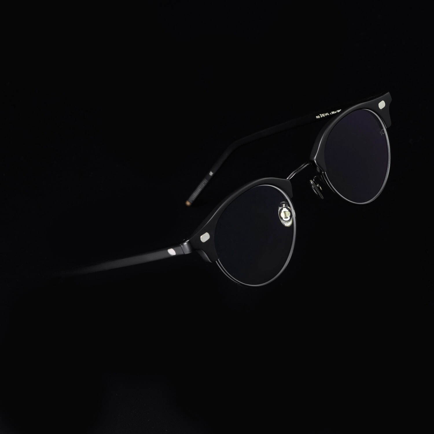 10 アイヴァン“墨汁×漆塗り”をイメージした限定カラーのアイウェア