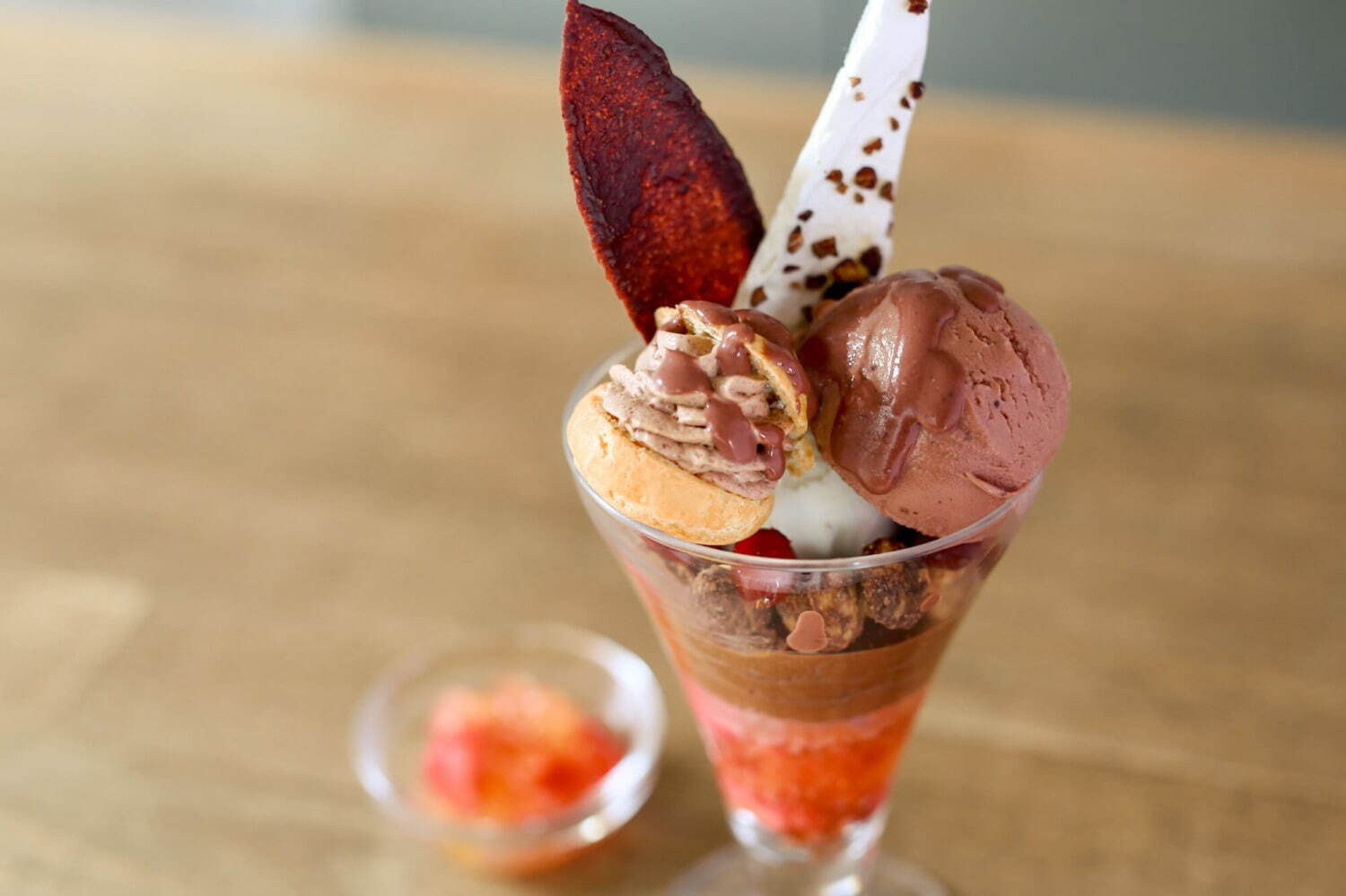 ミニマル 富ヶ谷本店の春限定チョコレートパフェ、バジル香る“女峰”の