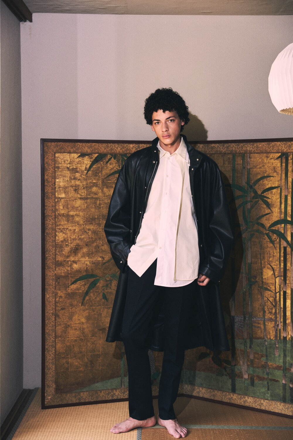 チノ、限定ブラックカラーのシンセティックレザーコート - 阪急メンズ