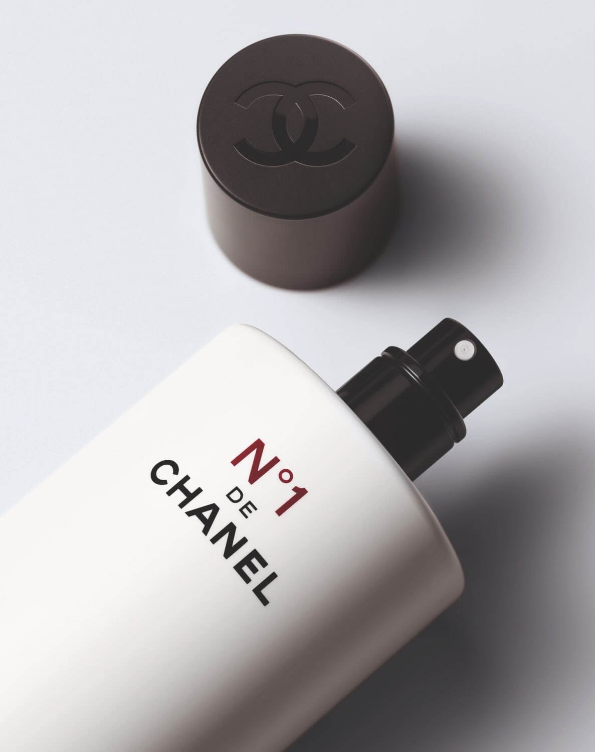 Nº1 ドゥ シャネル」“レッド カメリア”のパワーが注ぎ込まれたボディ