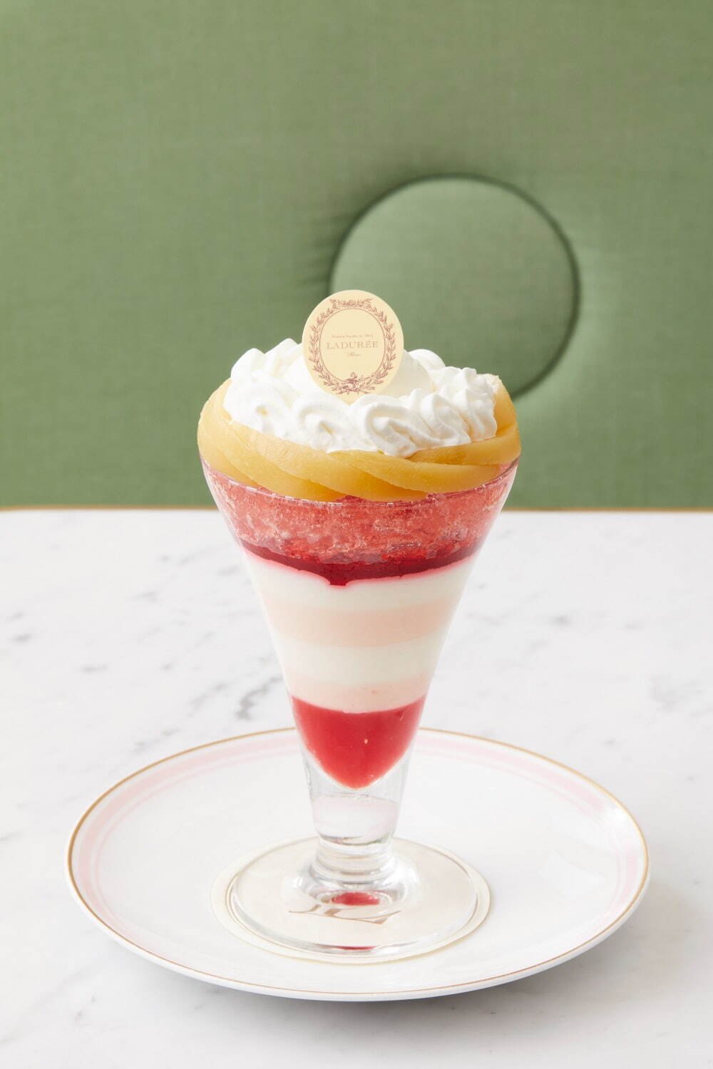 ラデュレ“白桃”マカロンやローズを飾ったピーチタルト - アフタヌーン