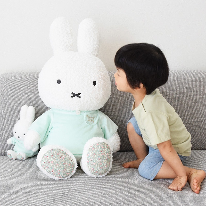 フラワーミッフィー」人気ぬいぐるみが特大サイズに！