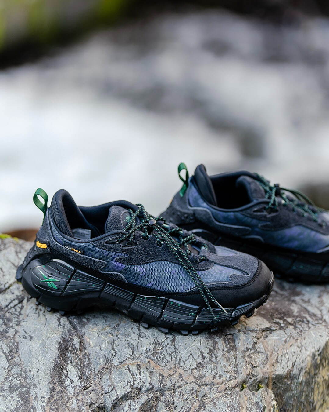 サウス2 ウエスト8×リーボックのコラボスニーカー、オリジナルのカモ柄