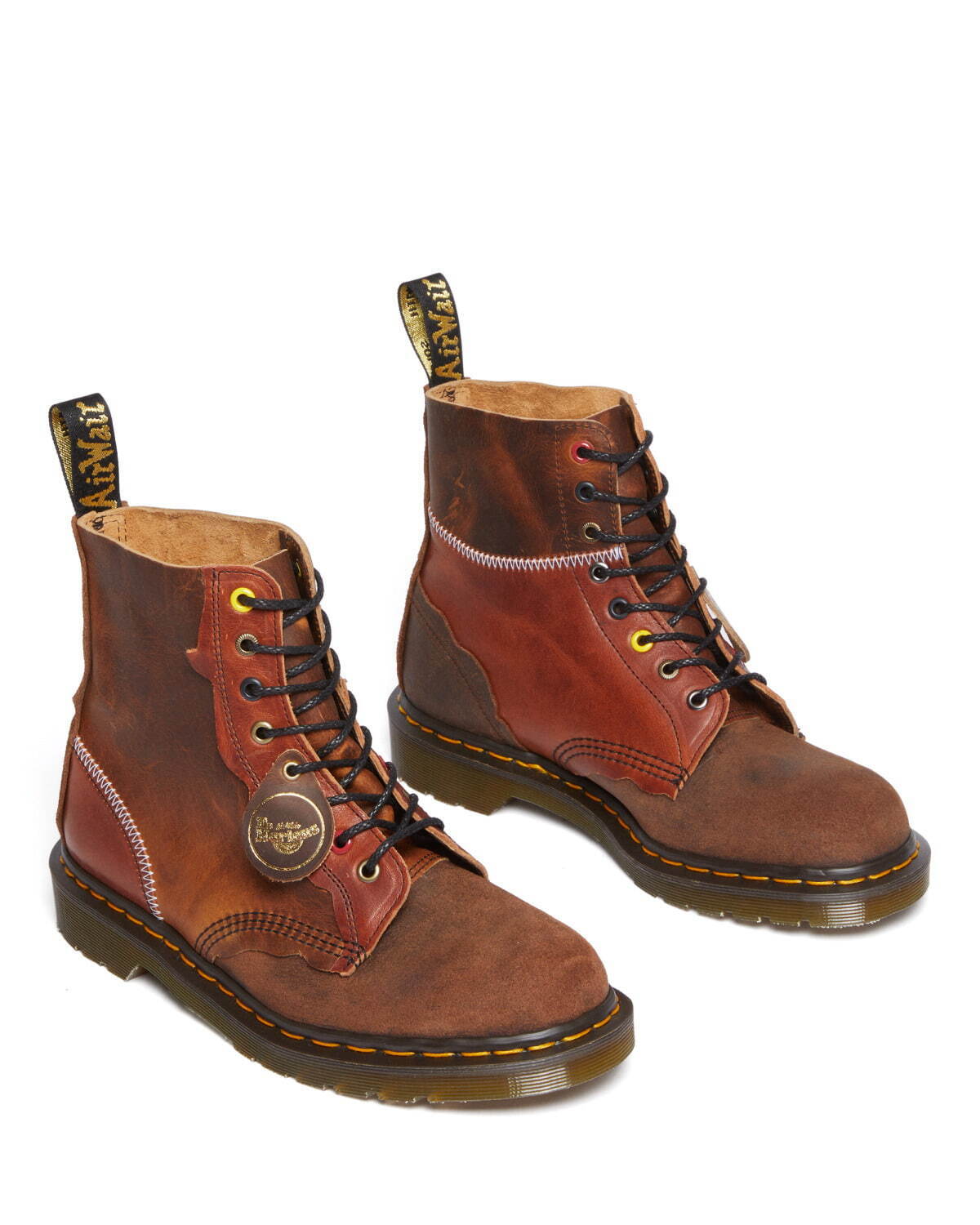 ドクターマーチン新作「デットストックパック」表情が異なるブラウン