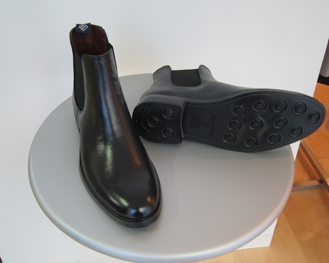 マッキントッシュフィロソフィー 革靴を再現した雨用メンズブーツが好調