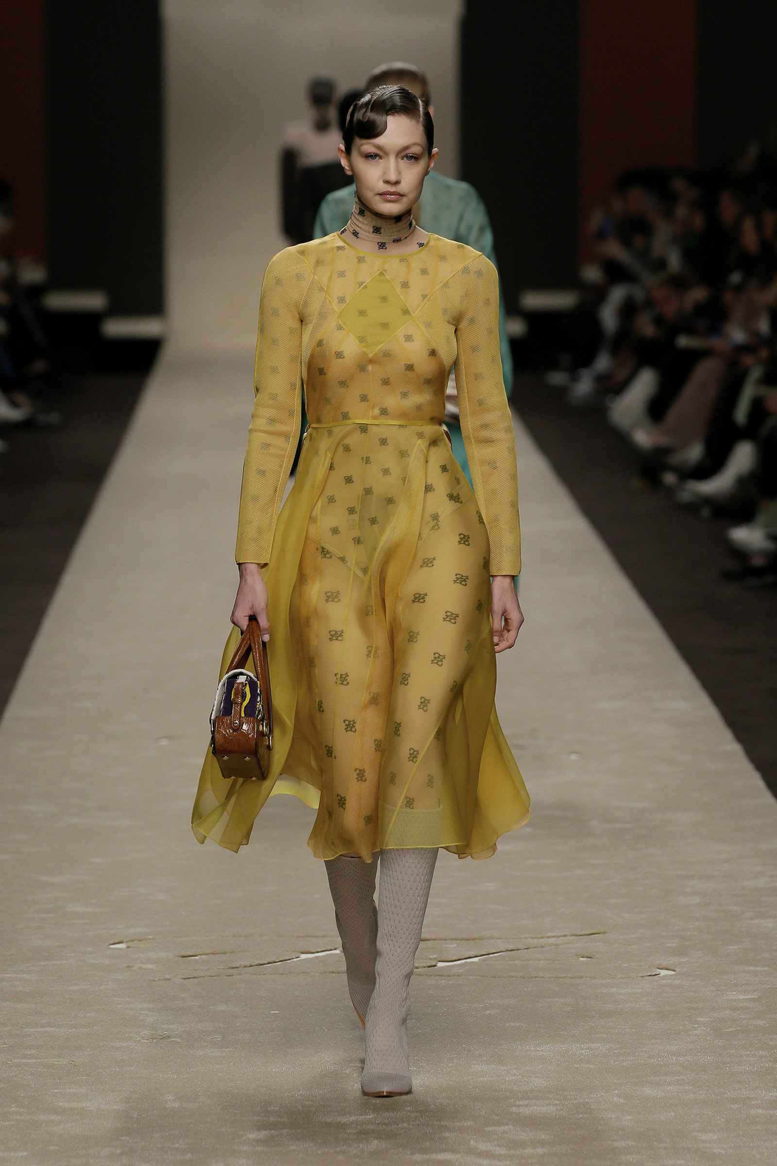 フェンディ」50年以上デザインを指揮したカール・ラガーフェルドによる