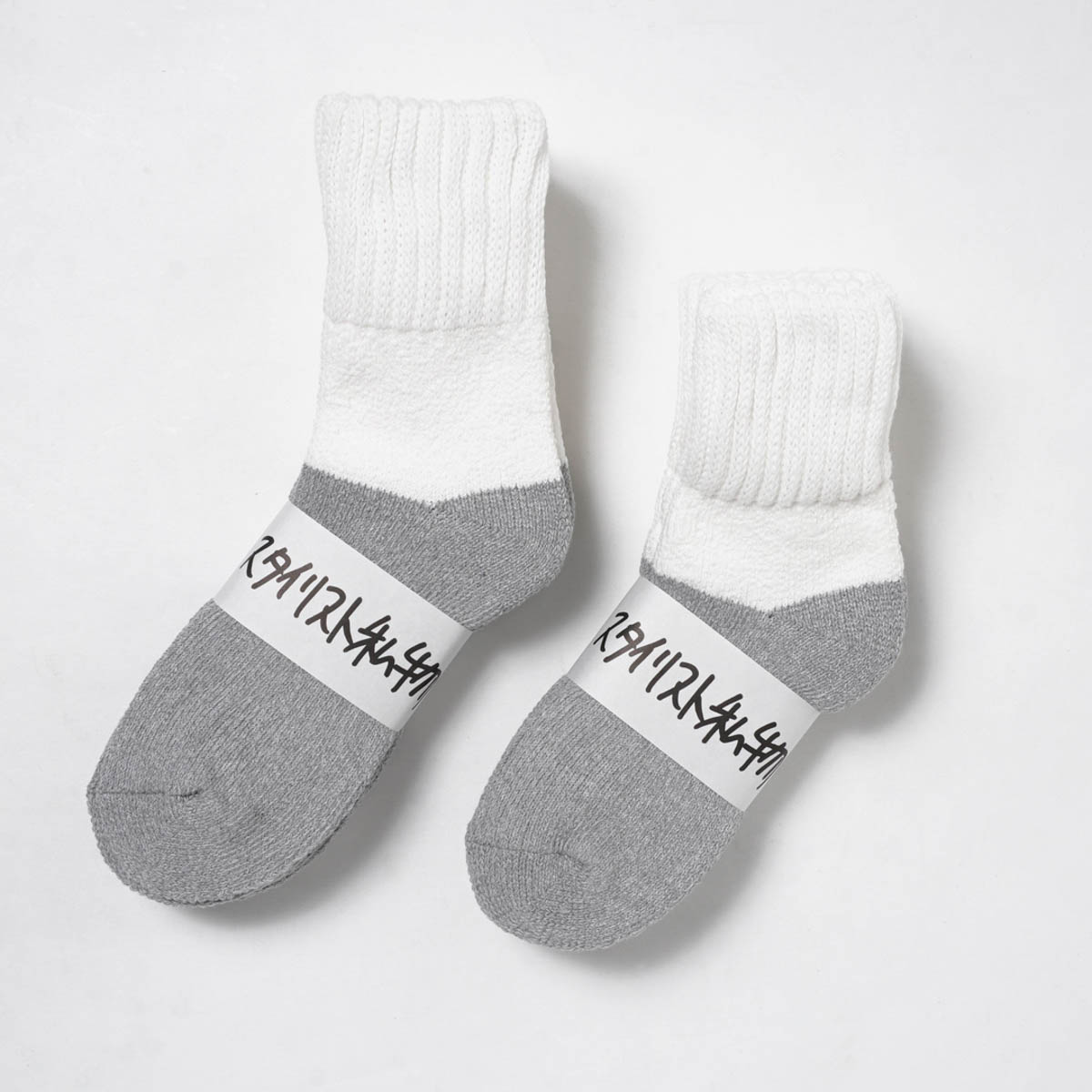 ユニバーサル プロダクツがスタイリスト私物とのコラボソックス発売