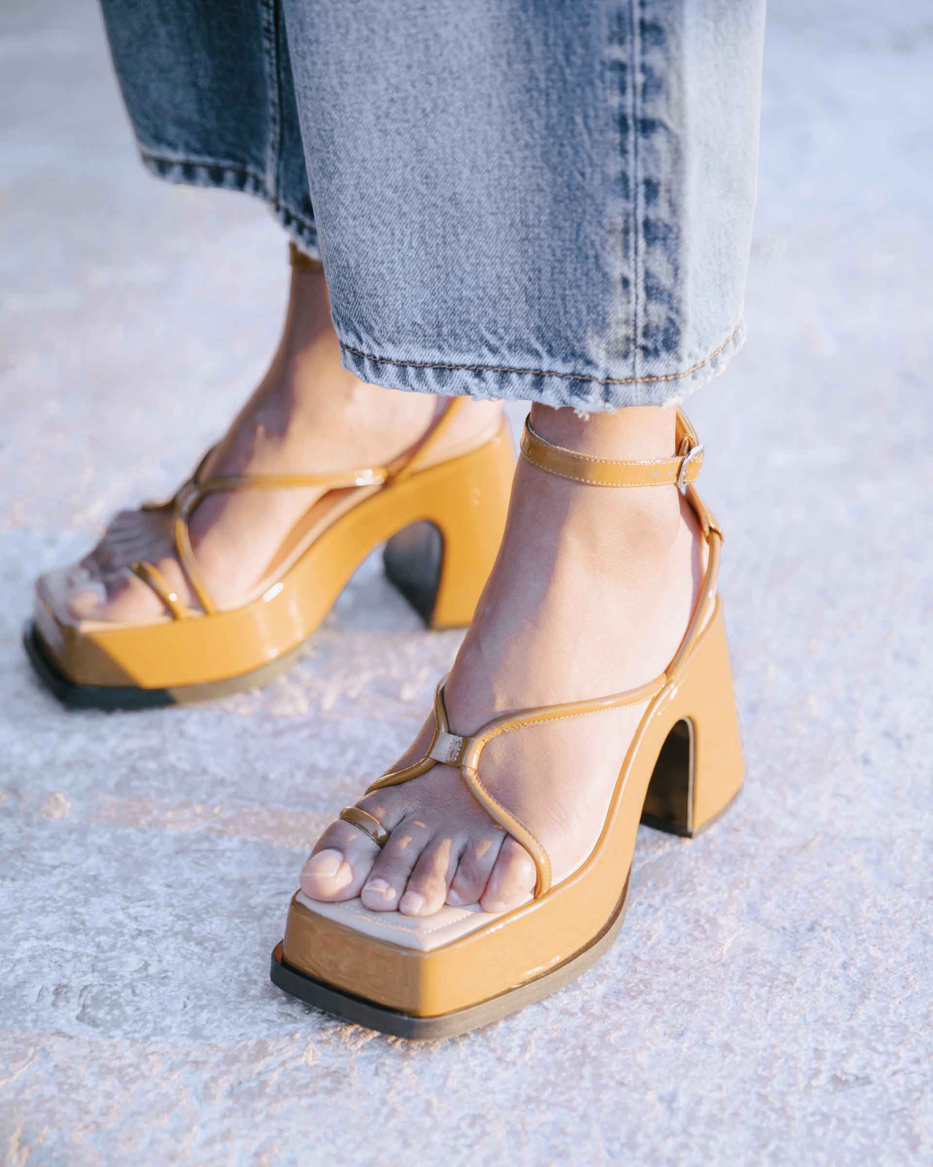 エイティーズ、スクエアトゥの新作サンダル「Olympia」を発売