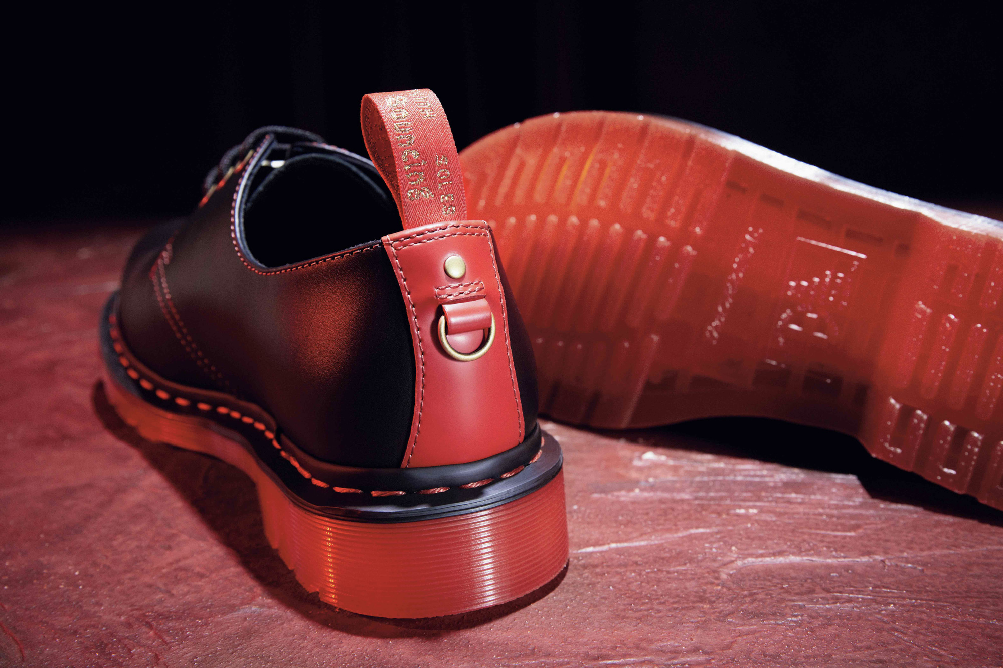 ドクターマーチン」卯年を記念したコレクション ディテールにレッドを採用