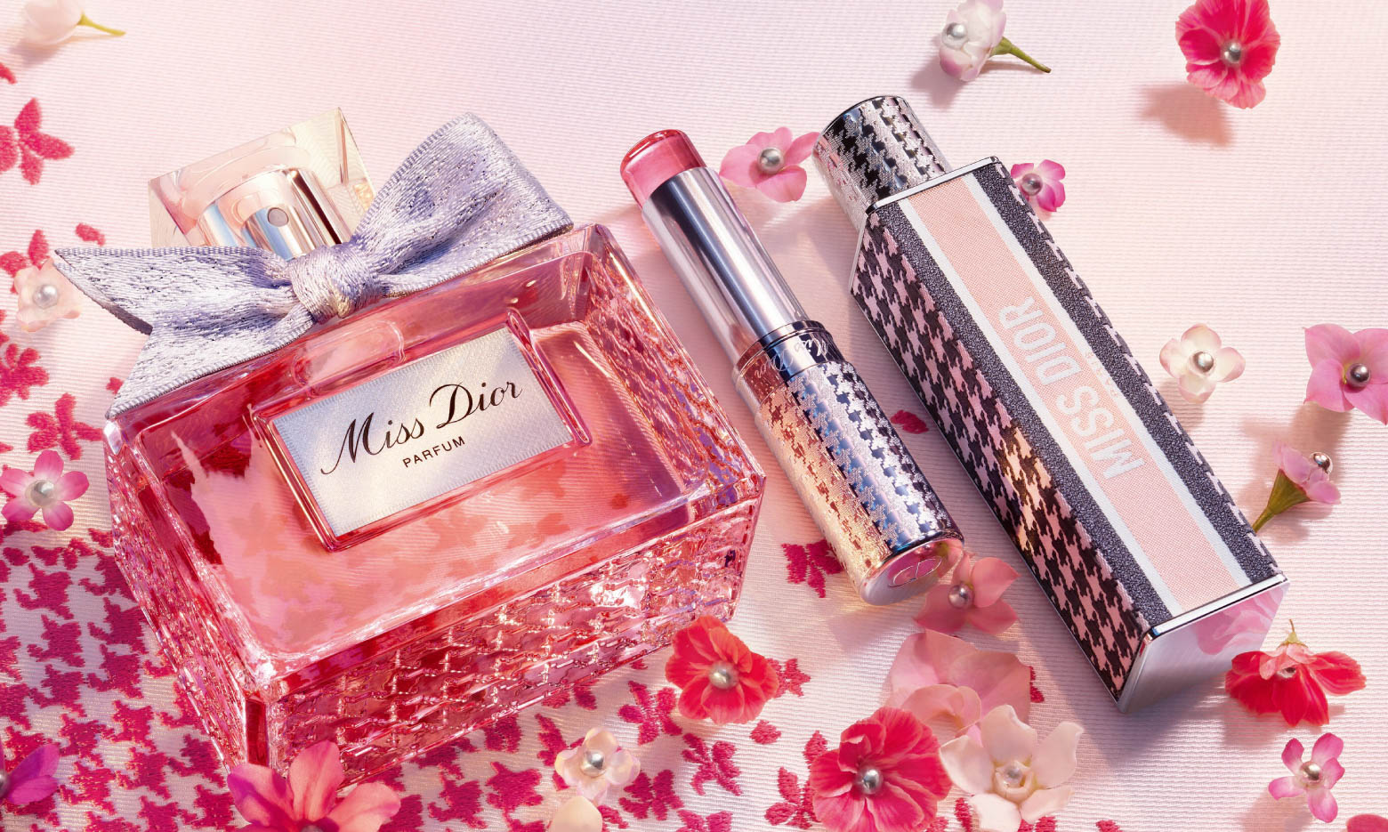 ミス ディオール」のスティック型香水から限定ケースが登場 ピンク
