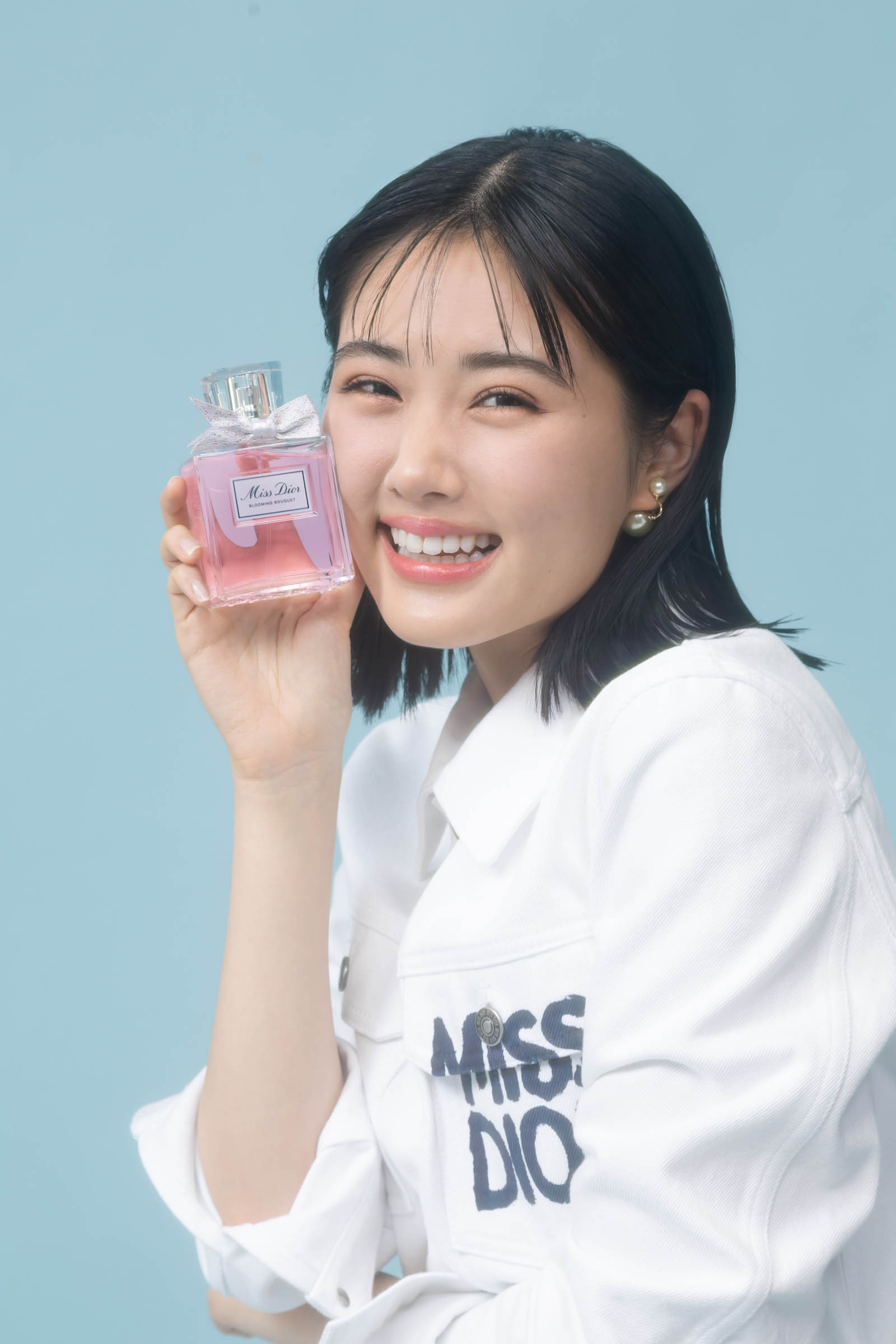 若手女優 原菜乃華が「ミス ディオール」の3つの香りをまとった姿を披露