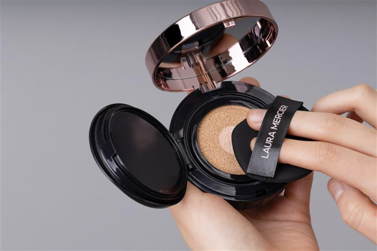 ローラ メルシエのクッションファンデはなぜ人気？ 2種類の違いから解説