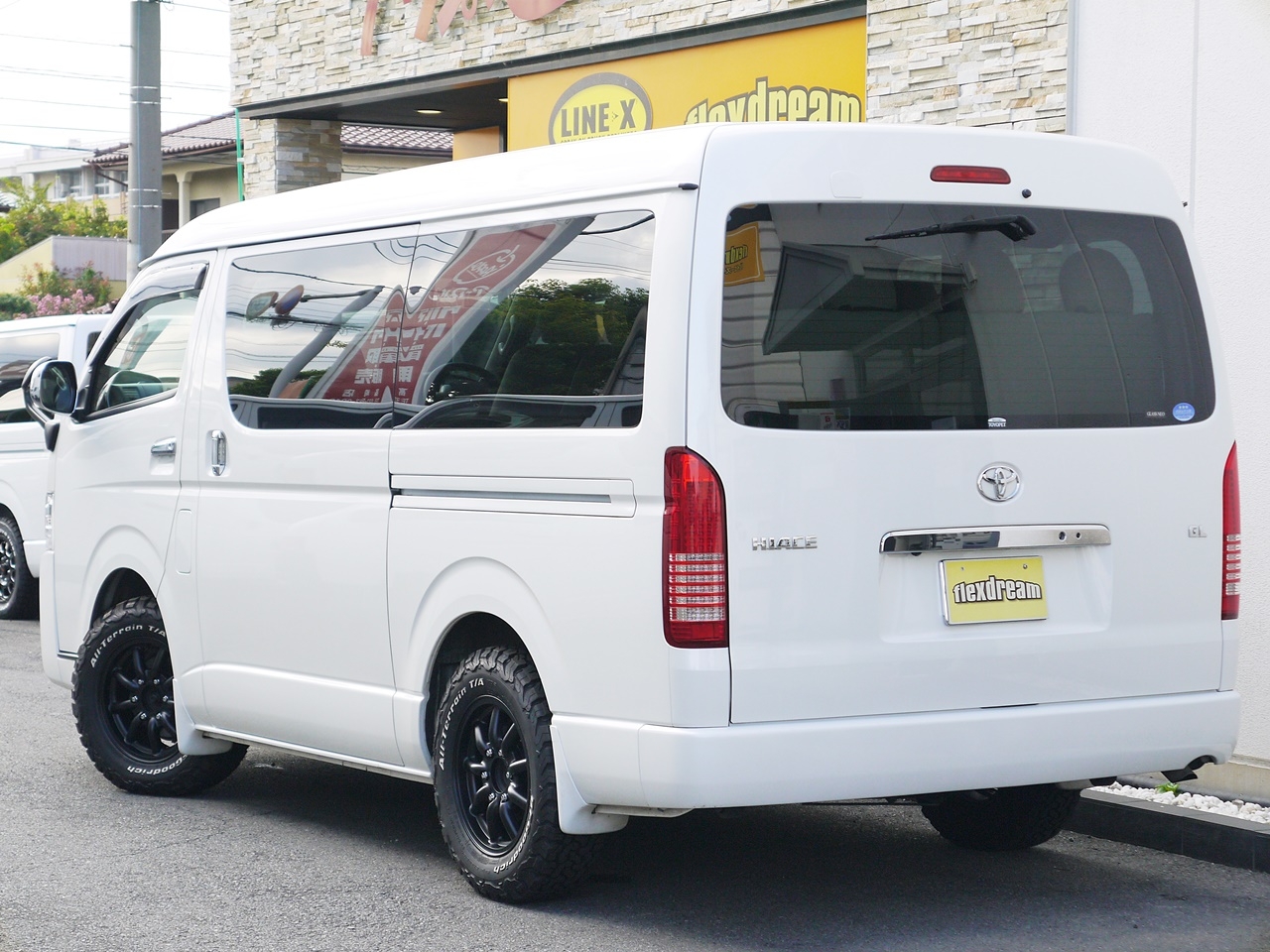 ノーマルシート配置のハイエースワゴンがアゲ系スタイルにて完成致し