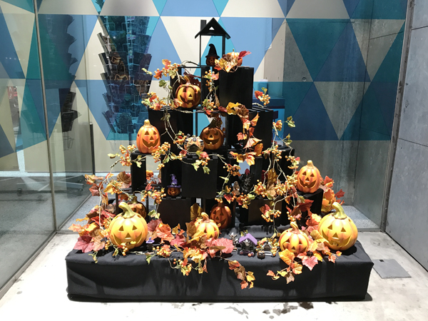 荻窪にあるパチンコ店にハロウィン装飾を納品｜制作事例・実績【花門
