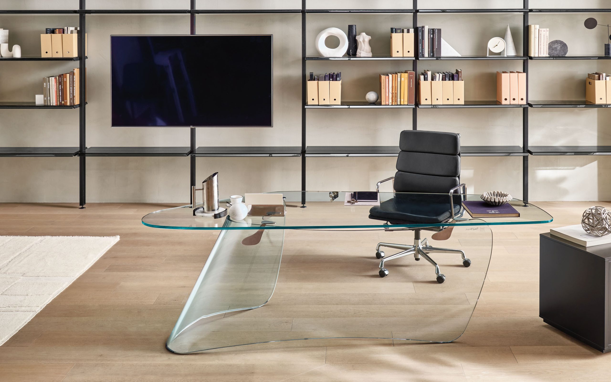 Graph, the curved glass desk – FIAM Italia