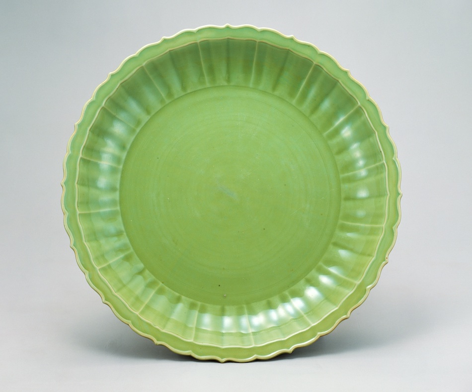 青磁稜花盤 | 龍泉窯 | 収蔵品詳細 | 作品を知る | 東京富士美術館