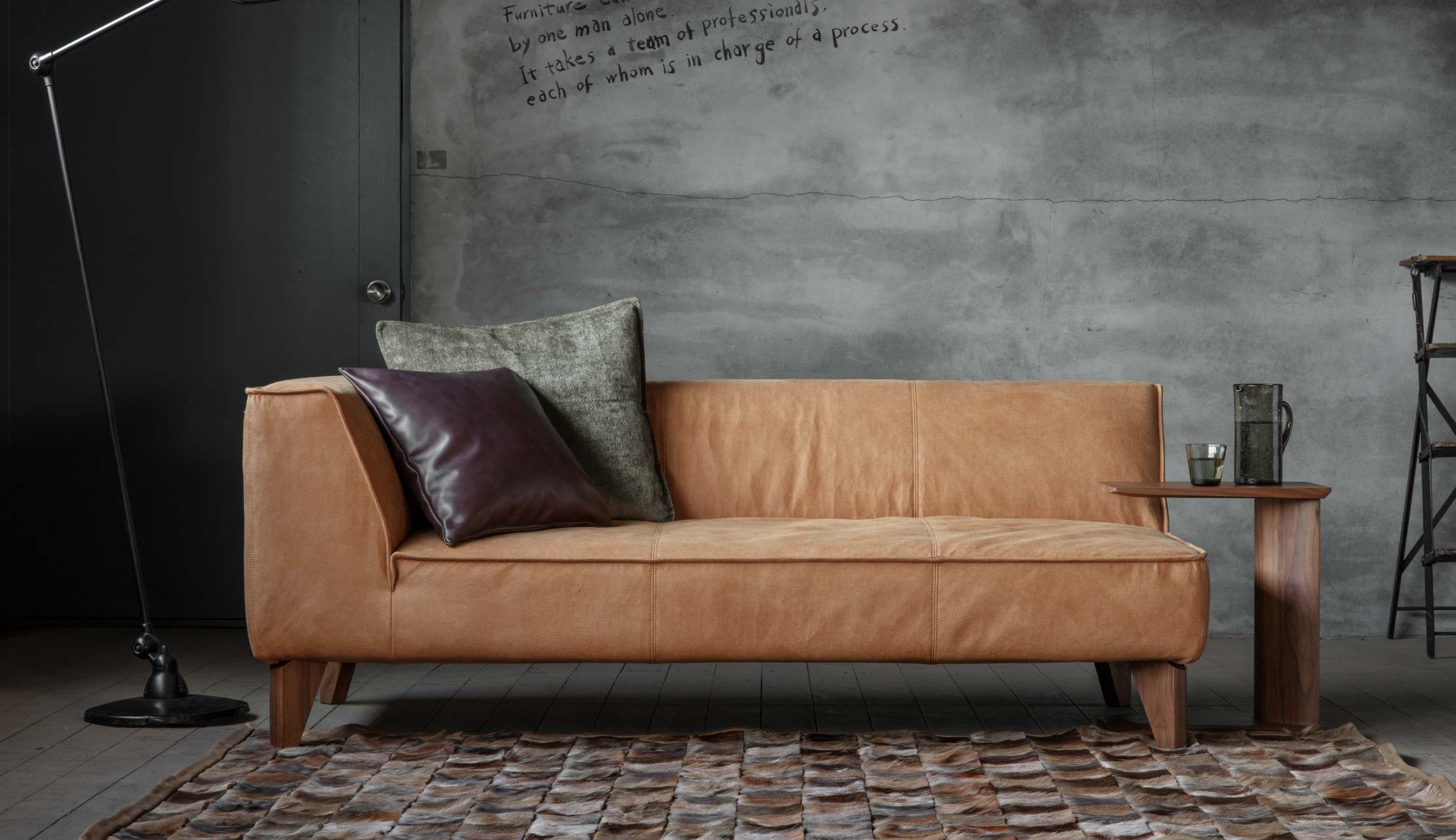 片肘とアウトステッチが特徴のソファ｜SOLID福岡