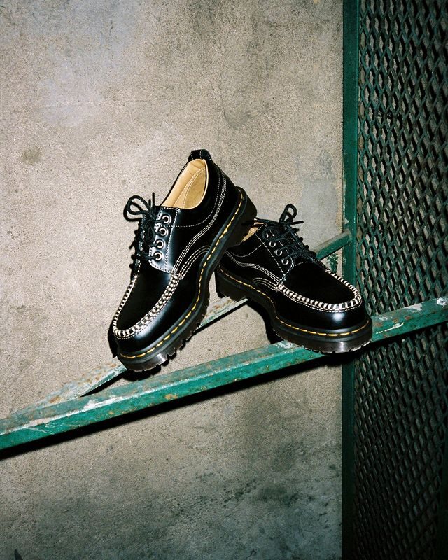 高級レザーとスエードを使用したDr. Martens Lowell Collectionが2024