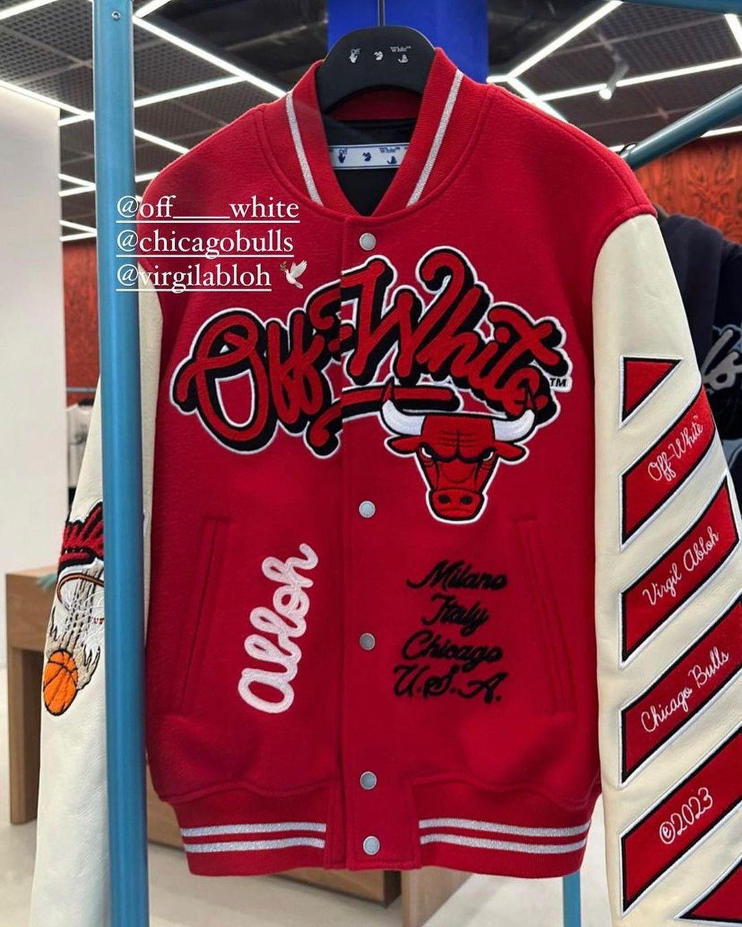 海外 2/2 発売】OFF-WHITE × Chicago Bulls “Varsity jacket” (オフ