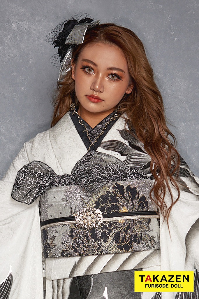 クール系 白/黒 蓮柄/大柄 シンプル かっこいい 目立つ振袖 グラマラス