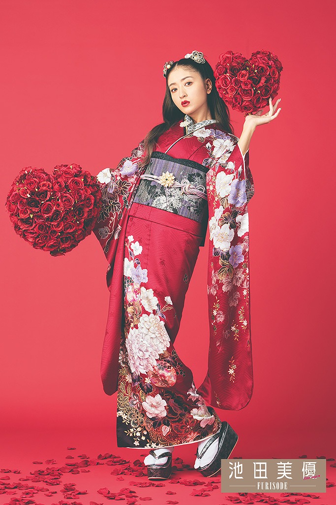 池田美優（みちょぱ）着用振袖ネットレンタル 赤/紅色 菊柄 目立つ