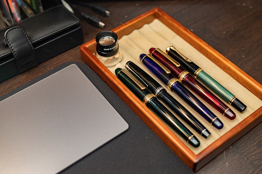 万年筆が映える！6本並べて机に置ける豊岡クラフトのペントレイ