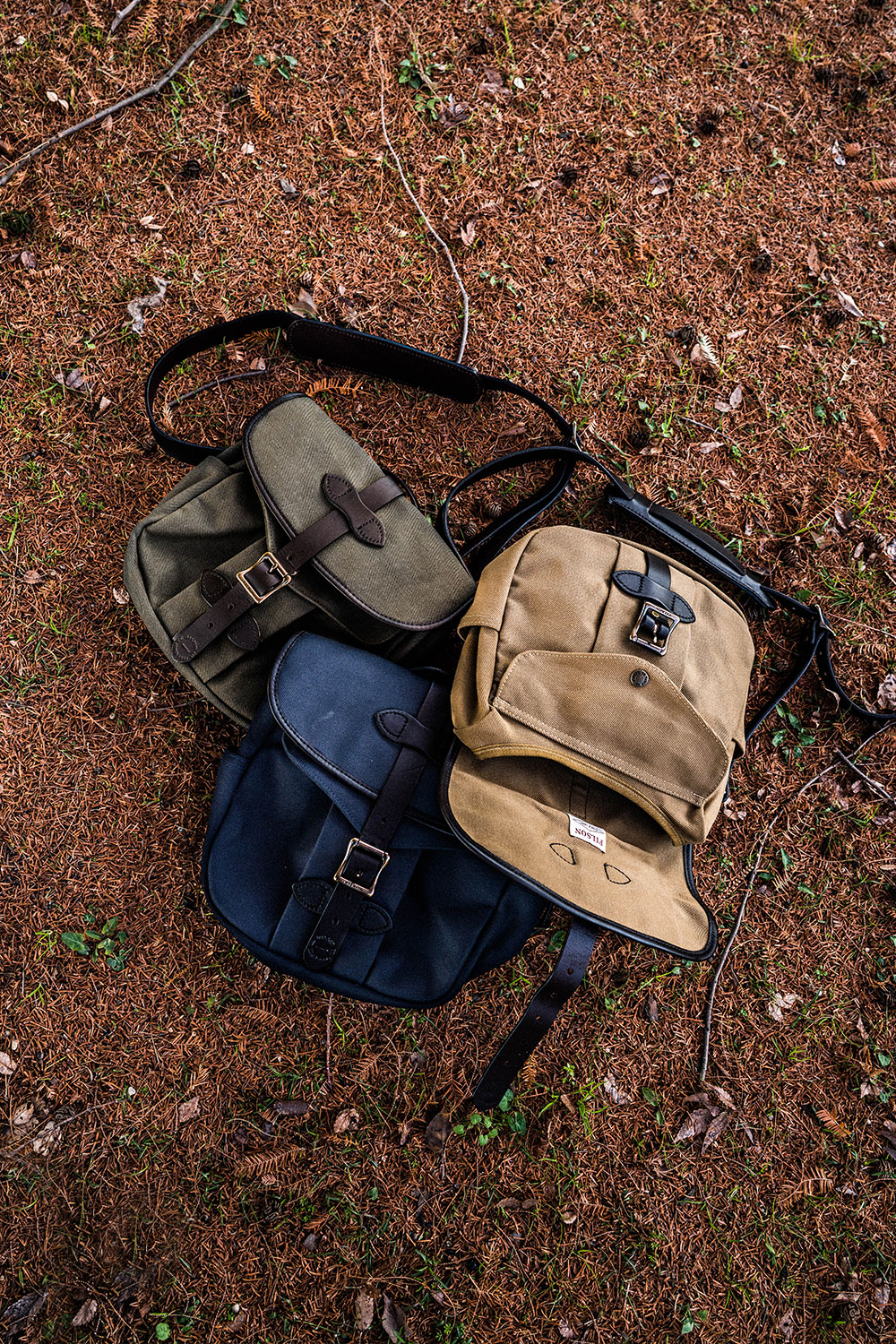 肉厚コットンツイルを使用したラギッドなスモールショルダーバッグ