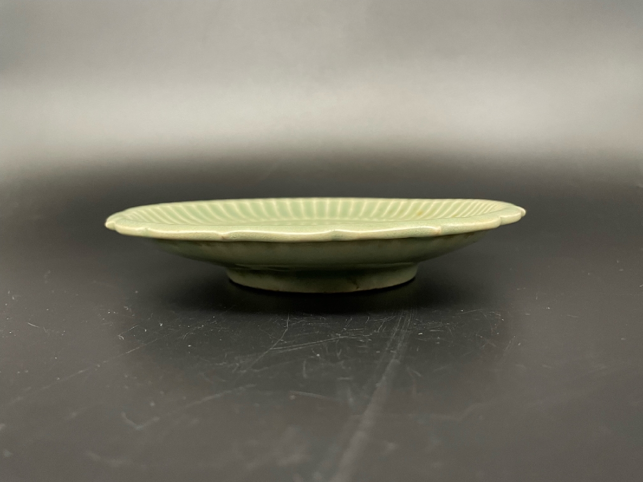 ギャラリー安原 / ご売約 初期伊万里 青磁 鎬渦巻文皿