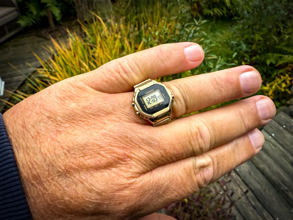 WatchDavid posts closeup video of the gold Casio CRW-001G-9 ring