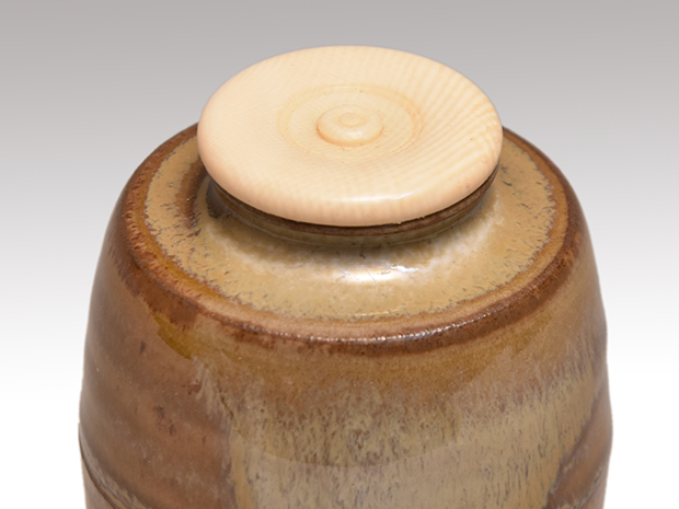 高取焼 肩衝茶入 高取喜恵(作) 共箱 象牙蓋 仕覆（藤種緞子・鎌倉金襴