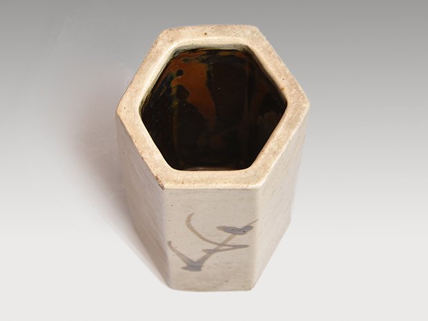 浜田庄司(作) 鉄絵キビ文六角花生 花入 共箱 | 古美術ささき