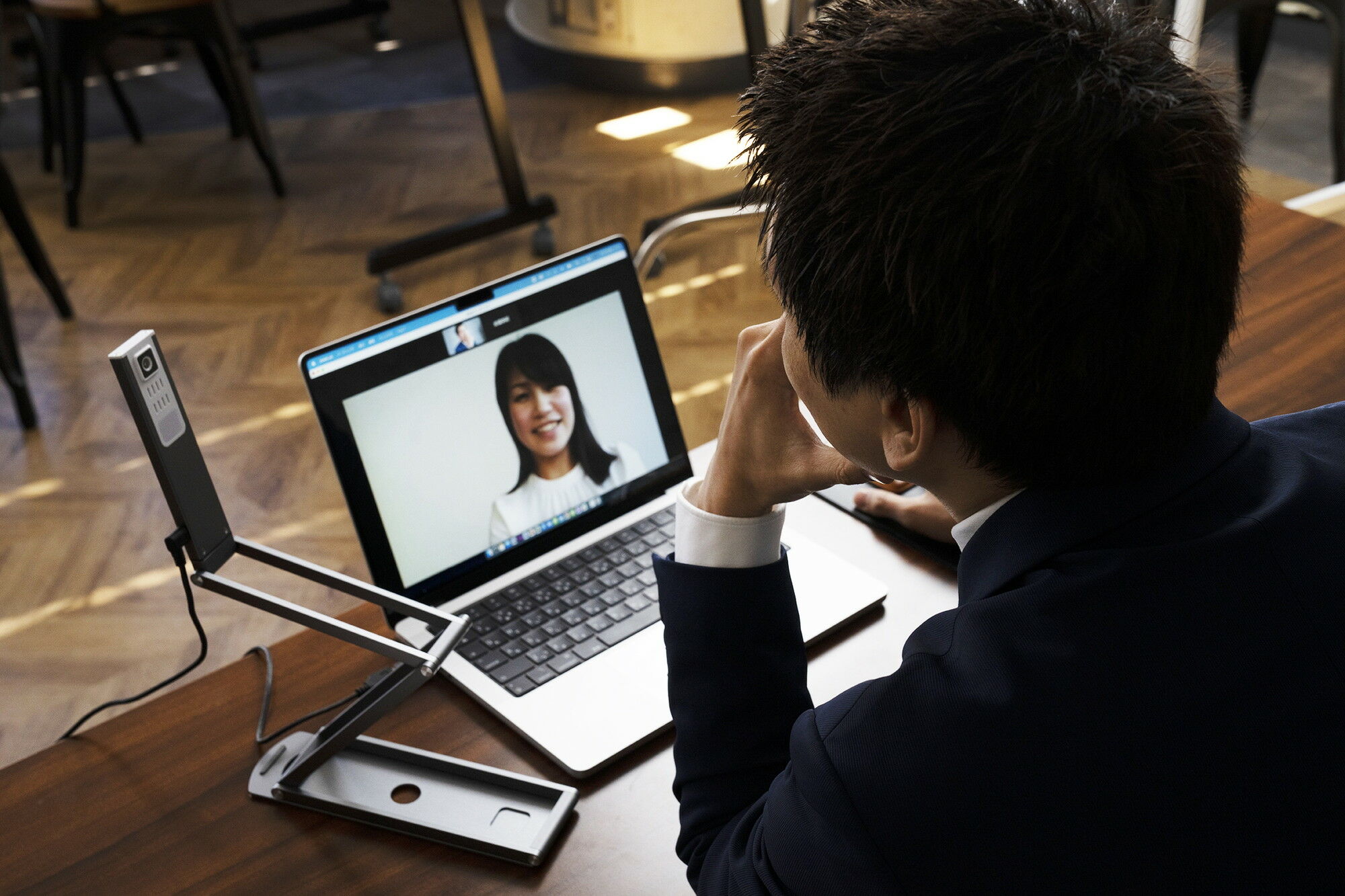 新製品】わずか1.4cmに折り畳める、アングル自在の4K画質マルチユース